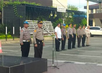 BERI PENGARAHAN: Plh Kasi Humas Polrestabes Medan Iptu A Nizar Nasution memimpin apel sekaligus memberikan pengarahan terhadap personel di Mapolrestabes Medan, Kamis (4/1/2024).(Foto Dok/Polrestabes)