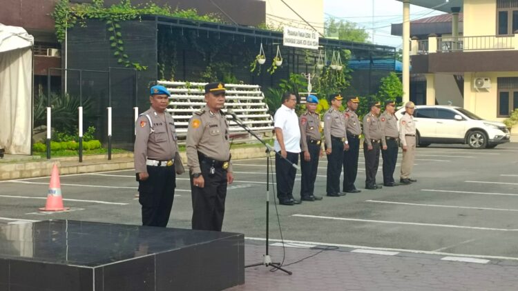BERI PENGARAHAN: Plh Kasi Humas Polrestabes Medan Iptu A Nizar Nasution memimpin apel sekaligus memberikan pengarahan terhadap personel di Mapolrestabes Medan, Kamis (4/1/2024).(Foto Dok/Polrestabes)