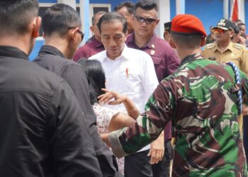 Presiden Republik Indonesia Joko Widodo disambut Wali Kota Tegal, Dedy Yon Supriyono beserta Forum Komunikasi Pimpinan Daerah (Forkopimda) Kota Tegal, Rabu (03/01/2024). Usai keluar Stadion, Presiden menyapa warga yang menyambut kedatangan di depan Stadion Yos Sudarso dengan membagikan kaos dan bingkisan sembako, Rabu (3/1/2024).