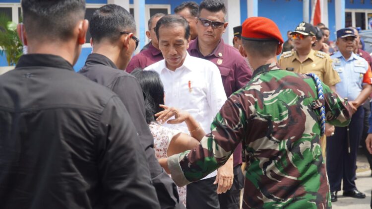 Presiden Republik Indonesia Joko Widodo disambut Wali Kota Tegal, Dedy Yon Supriyono beserta Forum Komunikasi Pimpinan Daerah (Forkopimda) Kota Tegal, Rabu (03/01/2024). Usai keluar Stadion, Presiden menyapa warga yang menyambut kedatangan di depan Stadion Yos Sudarso dengan membagikan kaos dan bingkisan sembako, Rabu (3/1/2024).
