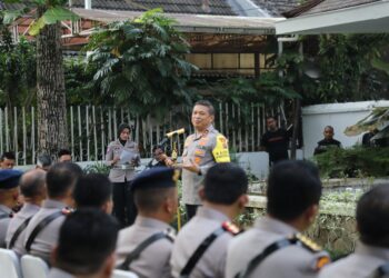 BERI SAMBUTAN: Kapolda Sumut Irjen Agung Setya Imam Effendi beri sambutan di hadapan Pejabat Utama (PJU) dan seluruh kapolres saat menyambangi rumah eks Kapolri Jenderal (Purn) Hoegeng di Jalan A Rivai Medan, Kamis (4/1/2024). (Foto Dok/ Polda Sumut)