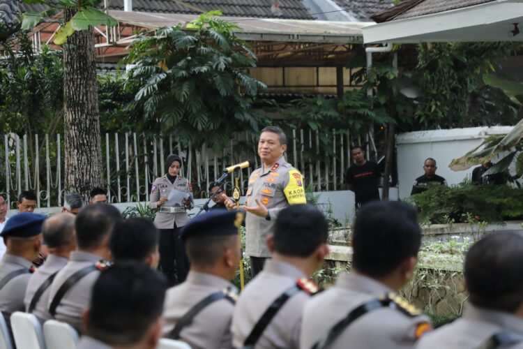 BERI SAMBUTAN: Kapolda Sumut Irjen Agung Setya Imam Effendi beri sambutan di hadapan Pejabat Utama (PJU) dan seluruh kapolres saat menyambangi rumah eks Kapolri Jenderal (Purn) Hoegeng di Jalan A Rivai Medan, Kamis (4/1/2024). (Foto Dok/ Polda Sumut)
