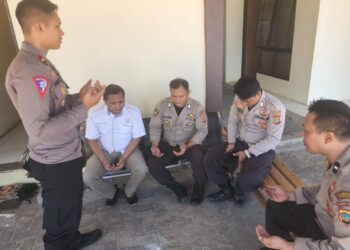 Personel Polsek Pulau Bunaken menyelenggarakan kegiatan Binrohtal yang bersifat lintas agama. Dalam acara yang dihadiri oleh personel beragama Kristen dan Muslim, mereka melaksanakan kegiatan Binrohtal di Mako dengan penuh kekhusyukan pada hari ini, Kamis, tanggal 04 Januari 2024, pukul 09.00 WITA.