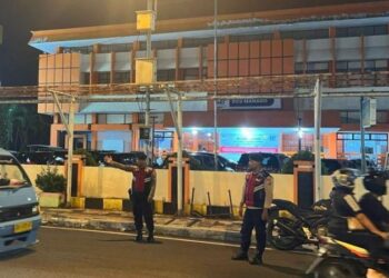 Petugas Patroli Rayon Samapta Polresta Manado aktif melaksanakan tugas gatur di depan kompleks Mantos 3 untuk memantau aktifitas masyarakat pada malam hari. Patroli ini merupakan bagian dari upaya kepolisian dalam mencegah potensi kejahatan dan menjaga keamanan wilayah, Rabu (03/1/2024) malam.