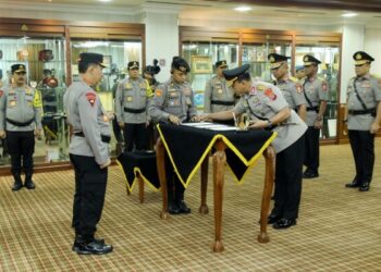 Upacara serah terima jabatan Kapolda Sulut dilaksanakan di Ruang Perjamuan Rupattama Mabes Polri, Jakarta, Kamis (04/01/2024) siang, dipimpin langsung Kapolri Jenderal Polisi Listyo Sigit Prabowo.