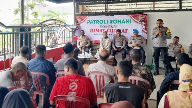Polres Purbalingga kembali menggelar kegiatan Jumat Curhat, Jumat (5/1/2024). Dalam kesempatan kali ini kegiatan dilaksanakan di wilayah Kelurahan Karangsentul, Kecamatan Padamara, Kabupaten Purbalingga.