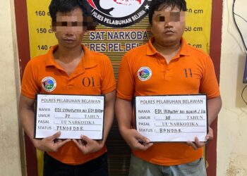 DIAMANKAN : Dua pria terduga bandar dan pengedar sabu diamankan di Mapolres Pelabuhan Belawan setelah diringkus dari Mabar Hilir, Medan Deli, Jumat (5/1/2024).(Foto dok/Polres Belawan)