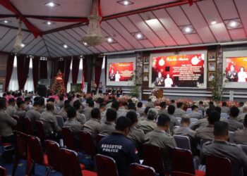 Polresta Manado merayakan Natal Kelahiran Yesus Kristus 25 Desember 2023, dengan penuh semangat di aula serba guna Pemerintah Kota Manado, Jumat (05/1/2024).

Ibadah Natal ini dipimpin oleh Pendeta Kristina Watung-Pesak, S.Th., M.Th., yang mengusung tema “Dengan Semangat Kerendahan Hati Menyambut Kelahiran Kristus Melalui Polri Presisi Berintegritas, Mengasihi, dan Melayani Guna Mewujudkan Pemilu Damai Indonesia Maju.