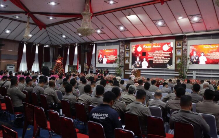 Polresta Manado merayakan Natal Kelahiran Yesus Kristus 25 Desember 2023, dengan penuh semangat di aula serba guna Pemerintah Kota Manado, Jumat (05/1/2024).

Ibadah Natal ini dipimpin oleh Pendeta Kristina Watung-Pesak, S.Th., M.Th., yang mengusung tema “Dengan Semangat Kerendahan Hati Menyambut Kelahiran Kristus Melalui Polri Presisi Berintegritas, Mengasihi, dan Melayani Guna Mewujudkan Pemilu Damai Indonesia Maju.
