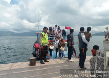 Personil Sat Pol Air Polres Samosir melaksanakan Patroli Dialogis di Pelabuhan Tomok Kecamatan Simanindo Kabupaten Samosir. Kegiatan ini dilaksanakan untuk meningkatkan kesadaran keselamatan penumpang kapal dan memberikan informasi wisata kepada para wisatawan yang turun dari Sabtu (6/1/2024).