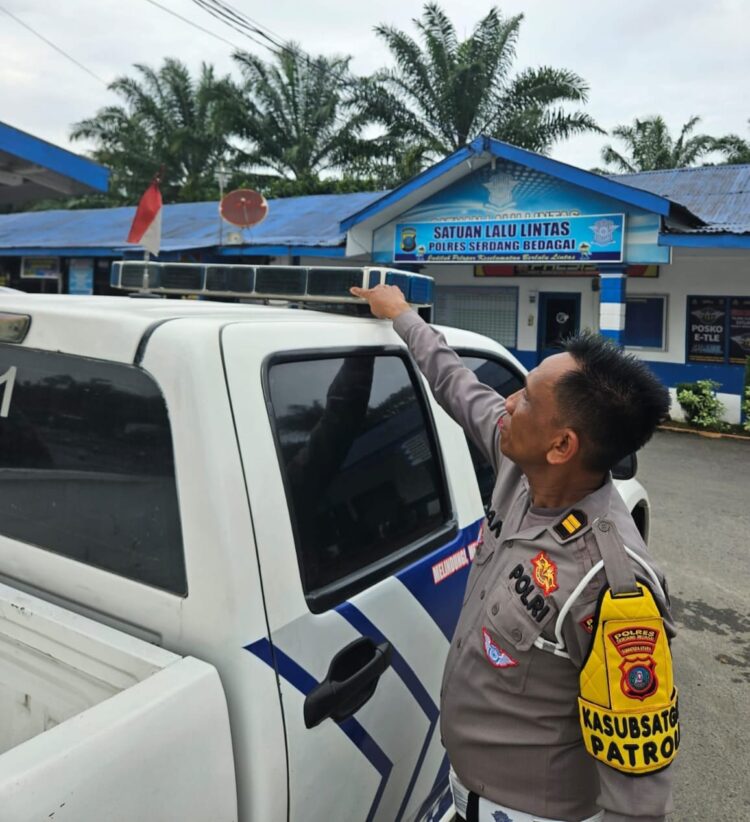 TUNJUKKAN : Kanit Turjawali Satlantas Polres Iptu Iman M menunjukkan lampu rotator kendaraan dinas yang telah ditutup dengan sticker kaca film, Sabtu (6/1/2024). (Foto Dok/Humas Polres)