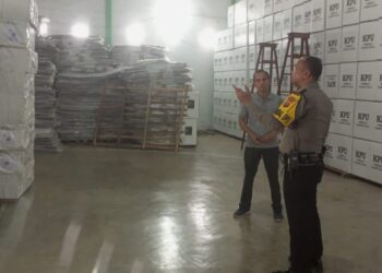 CEK : Kabag Ops Polres Sergai, Kompol LS Siregar saat melakukan pengecekan di Gudang Logistik KPU Sergai yang berlokasi di GOR Komplek Replika, Kecamatan Perbaungan, Jumat (5/1/2024). (Foto Dok/Humas Polres)
