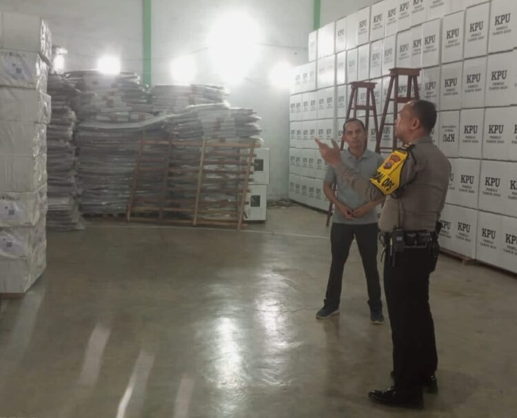 CEK : Kabag Ops Polres Sergai, Kompol LS Siregar saat melakukan pengecekan di Gudang Logistik KPU Sergai yang berlokasi di GOR Komplek Replika, Kecamatan Perbaungan, Jumat (5/1/2024). (Foto Dok/Humas Polres)