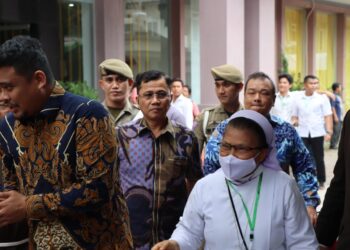 SYUKURAN NATARU: Kapolrestabes Medan Kombes Pol Dr Teddy John Sahala Marbun SH MHum bersama Walikota Medan M Bobby Afif Nasution menghadiri undangan open house syukuran Nataru Uskup Keuskupan Agung Medan Mgr Kornelius Sipayung OFM Cap di aula Gereja Katolik St Antonius Padua Jalan Hayam Wuruk, Minggu (7/1/2024).(Foto Dok/Polrestabes)