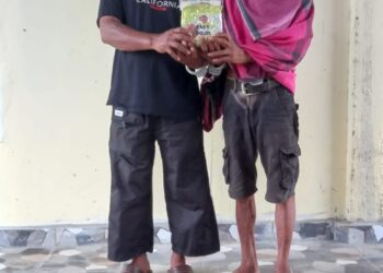 TERSANGKA: Kedua tersangka yang merupakan nelayan dengan barang bukti 10 Kg sabu diamankan ke Polda Sumut untuk pemeriksaan lebih lanjut, Minggu (7/1/2024). (Foto Dok/ Polda Sumut)