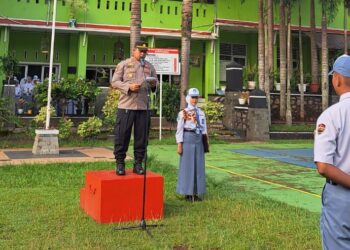 Polsek Kutasari melakukan sosialisasi larangan penggunaan knalpot brong di SMK Negeri 1 Kutasari. Hal Itu dilakukan saat Kapolsek Kutasari Iptu Heru Riyanto menjadi pembina upacara di sekolah tersebut, Senin (8/1/2024) pagi.