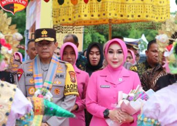 Kapolda Sulsel, Irjen. Pol. Andi Rian R. Djajadi, S.I.K., M.H. melakukan kunjungan kerja di Bumi Arung Palakka, Kabupaten Bone, Minggu 7 Januari 2024. Kapolda Sulsel didampingi Ketua Bhayangkari Daerah Sulawesi Selatan Ny Dewwy Andi Rian dan Pejabat Utama Polda Sulsel