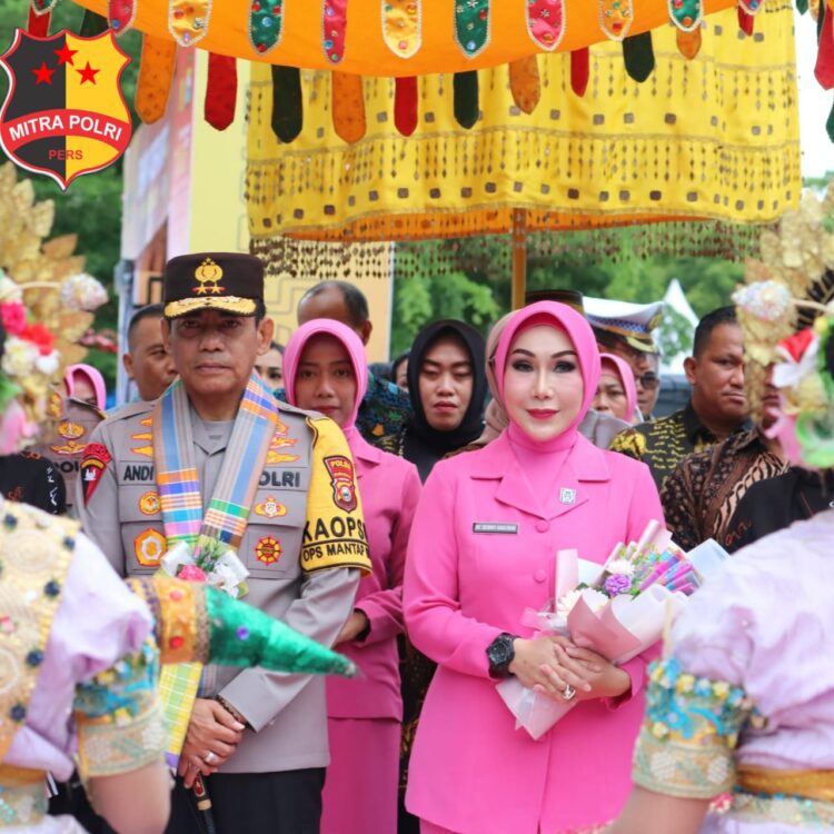 Kapolda Sulsel, Irjen. Pol. Andi Rian R. Djajadi, S.I.K., M.H. melakukan kunjungan kerja di Bumi Arung Palakka, Kabupaten Bone, Minggu 7 Januari 2024. Kapolda Sulsel didampingi Ketua Bhayangkari Daerah Sulawesi Selatan Ny Dewwy Andi Rian dan Pejabat Utama Polda Sulsel