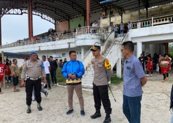Kapolres Dairi AKBP Agus Bahari turun langsung melakukan pengecekan anggota yang melaksanakan pengamanan turnamen sepak bola Sitinjo Nusantara Cup 1, di stadiun utama Sidikalang, Jalan Sidikalang-Medan Panji Bako, Kecamatan Sitinjo, Minggu (7/1/2024) sore.