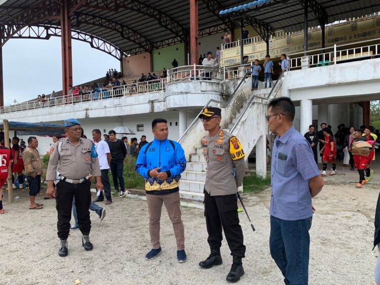 Kapolres Dairi AKBP Agus Bahari turun langsung melakukan pengecekan anggota yang melaksanakan pengamanan turnamen sepak bola Sitinjo Nusantara Cup 1, di stadiun utama Sidikalang, Jalan Sidikalang-Medan Panji Bako, Kecamatan Sitinjo, Minggu (7/1/2024) sore.