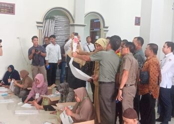 Senin (8/1/2024), kegiatan sortir serta lipat kertas suara untuk Pemilu 14 februari mendatang, diawasi langsung oleh Forkopimda Nagan Raya, Bawaslu serta pihak terkait lainnya.