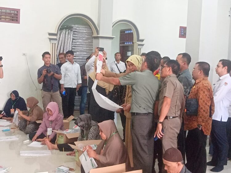Senin (8/1/2024), kegiatan sortir serta lipat kertas suara untuk Pemilu 14 februari mendatang, diawasi langsung oleh Forkopimda Nagan Raya, Bawaslu serta pihak terkait lainnya.