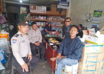 Personil Bhabinkamtibmas Polsek Parbuluan Aipda L. Sihombing Bersama kanit Binmas Bripka Togi Butar-Butar melaksanakan program pembinaan dengan menyambangi warga di Desanya Bertempat di Desa Parbuluan III Kecamatan Parbuluan Kabupaten Dairi. Senin (08//01/2024).