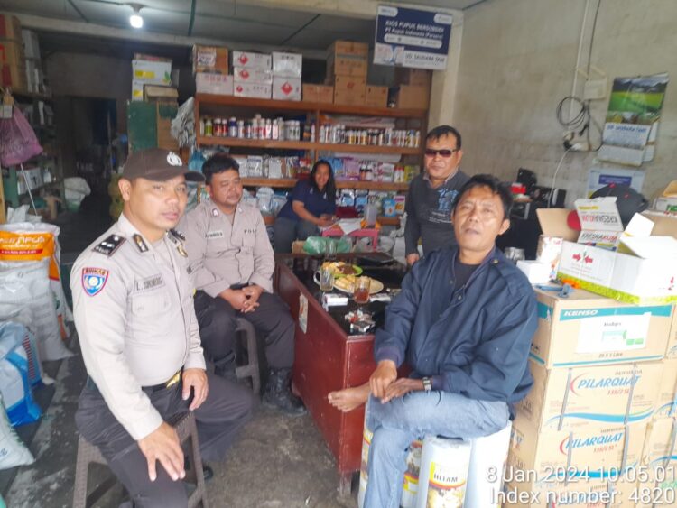 Personil Bhabinkamtibmas Polsek Parbuluan Aipda L. Sihombing Bersama kanit Binmas Bripka Togi Butar-Butar melaksanakan program pembinaan dengan menyambangi warga di Desanya Bertempat di Desa Parbuluan III Kecamatan Parbuluan Kabupaten Dairi. Senin (08//01/2024).