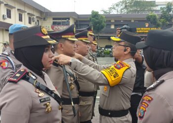 PIMPIN SERTIJAB: Kapolrestabes Medan Kombes Pol Dr Teddy John Sahala Marbun SH MHum memimpin sertijab Kasat Reskrim dan 6 Kapolsek di Mapolrestabes, Senin (8/1/2024).(Foto Dok/Polrestabes)