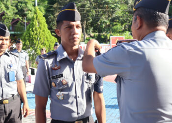 Lembaga Pemasyarakatan (Lapas) Kelas IIB Bitung Kanwil Kemenkumham Sulawesi Utara melaksanakan kegiatan pengukuhan Satuan Operasional Kepatuhan Internal (Satopspatnal). Senin (08/01/2024). Bertempat tempat di halaman depan, Kepala Lapas Kelas IIB Bitung, Syukron Hamdani mengukuhkan secara resmi anggota tim Satopspatnal saat pelaksanaan apel pagi pegawai.