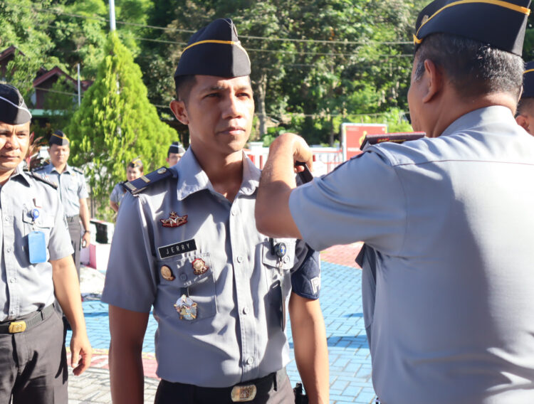 Lembaga Pemasyarakatan (Lapas) Kelas IIB Bitung Kanwil Kemenkumham Sulawesi Utara melaksanakan kegiatan pengukuhan Satuan Operasional Kepatuhan Internal (Satopspatnal). Senin (08/01/2024). Bertempat tempat di halaman depan, Kepala Lapas Kelas IIB Bitung, Syukron Hamdani mengukuhkan secara resmi anggota tim Satopspatnal saat pelaksanaan apel pagi pegawai.