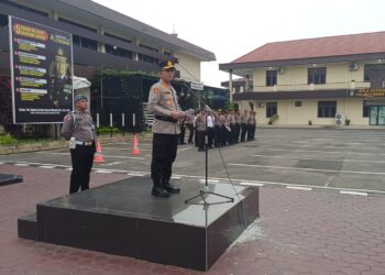 BERI PENGARAHAN: Kapolrestabes Medan Kombes Pol Dr Teddy John Sahala Marbun SH MHum memberikan pengarahan kepada personel saat memimpin apel di Mapolrestabes, Senin (8/1/2024).(Foto Dok/Polrestabes)