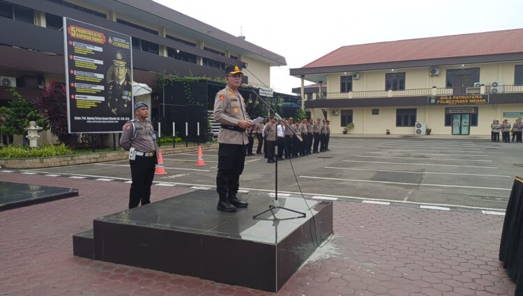 BERI PENGARAHAN: Kapolrestabes Medan Kombes Pol Dr Teddy John Sahala Marbun SH MHum memberikan pengarahan kepada personel saat memimpin apel di Mapolrestabes, Senin (8/1/2024).(Foto Dok/Polrestabes)