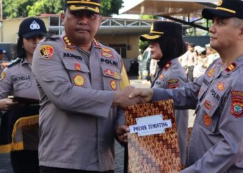 Kapolresta Manado Kombes Pol Julianto Sirait pada Senin (08/01/2024), menggelar acara penghargaan di lapangan Apel Mako Polresta Manado untuk memberikan apresiasi kepada Satuan Kerja (Satker) dan personel yang telah menunjukkan kinerja unggul dalam pelaksanaan tugas mereka. Dalam acara tersebut, Polsek Malalayang, Polsek Tuminting, dan 20 personel lainnya mendapatkan penghargaan atas prestasi luar biasa mereka.