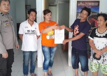 Piket SPKT Polsek Tombulu, Aipda J. Kumambong, berhasil melakukan kegiatan problem-solving untuk menyelesaikan permasalahan perbuatan tidak menyenangkan yang terjadi di Desa Kembes I, Jaga VI, Kecamatan Tombulu, Kabupaten Minahasa. Setelah melalui mediasi di Polsek Tombulu, kedua belah pihak akhirnya sepakat untuk menyelesaikan permasalahan tersebut secara kekeluargaan, Minggu (07/1/2023).