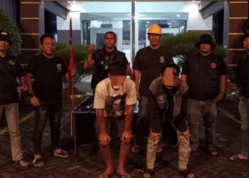 Tim ALPHA ROTR Polresta Manado telah berhasil mengamankan dua terduga pelaku yang membawa sajam tanpa izin. Kejadian ini terjadi di Jalan depan Balai Desa Talawaan Bantik, Kecamatan Wori, Kabupaten Minahasa Utara pada hari Senin (08/01/2024) sekitar pukul 00.10 Wita.
