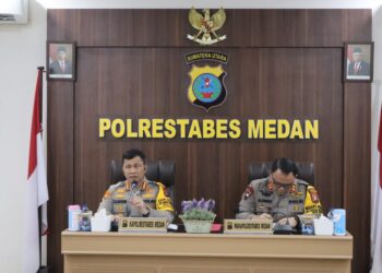RAPAT ANEV: Kapolrestabes Medan Kombes Pol Dr Teddy John Sahala Marbun SH MHum didampingi Wakapolrestabes AKBPn Anhar Arlia Rangkuti SIK memimpin rapat anev di Rupatama Mapolrestabes, Senin (8/1/2024).(Foto Dok/Polrestabes)