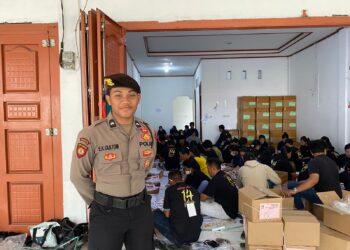 Polres Samosir turut serta dalam mengamankan proses penyortiran dan pelipatan surat suara Pemilihan Umum (Pemilu) 2024 di Gudang Logistik KPU Kabupaten Samosir, Jl. Hadrianus Sinaga Kelurahan Pintu Sona Kecamatan Pangururan, Selasa (09/01/2024).