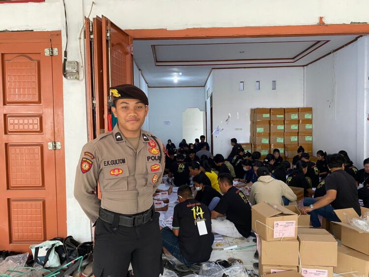 Polres Samosir turut serta dalam mengamankan proses penyortiran dan pelipatan surat suara Pemilihan Umum (Pemilu) 2024 di Gudang Logistik KPU Kabupaten Samosir, Jl. Hadrianus Sinaga Kelurahan Pintu Sona Kecamatan Pangururan, Selasa (09/01/2024).