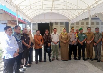 Pj Bupati Nagan Raya Fitriany Selasa (09/01/23) disela-sela kunjungan nya ke gudang logistik KIP Nagan Raya tempat berlangsungnya pelipatan kertas surat suara pemilu 2024 di Gampong Blang Sapek, Suka Makmue, Kabupaten Setempat.