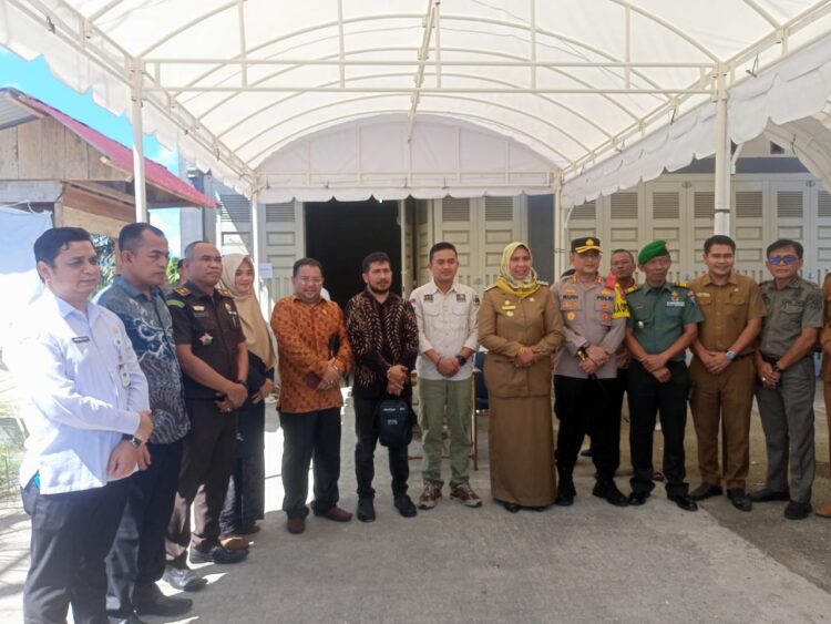 Pj Bupati Nagan Raya Fitriany Selasa (09/01/23) disela-sela kunjungan nya ke gudang logistik KIP Nagan Raya tempat berlangsungnya pelipatan kertas surat suara pemilu 2024 di Gampong Blang Sapek, Suka Makmue, Kabupaten Setempat.