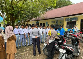 Guna menciptakan kenyamanan bagi warga masyarakat, Satlantas Polres Nagan Raya melakukan penertiban knalpot Brong, Selasa(09/01/23).

Dalam operasi penertiban ini, pihak Polres Nagan Raya melakukan penertiban knalpot brong bagi pelajar di SMA Negeri 1 Seunagan dan SMA Negeri 3 Seunagan.