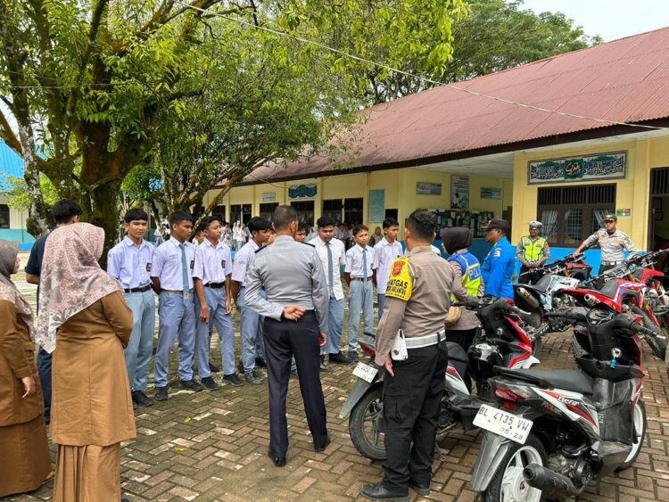 Guna menciptakan kenyamanan bagi warga masyarakat, Satlantas Polres Nagan Raya melakukan penertiban knalpot Brong, Selasa(09/01/23).

Dalam operasi penertiban ini, pihak Polres Nagan Raya melakukan penertiban knalpot brong bagi pelajar di SMA Negeri 1 Seunagan dan SMA Negeri 3 Seunagan.