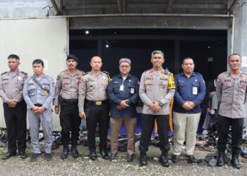 Kapolres Dairi, AKBP Agus Bahari P.A., SIK, SH, M.Si melakukan pengecekan Penyortiran dan pelipatan surat suara di Gudang KPU Dairi yang berlokasi di Jalan Lintas Sidikalang - Dolok Sanggul Kecamatan Sitinjo Kabupaten Dairi, Selasa (9/1/2024).