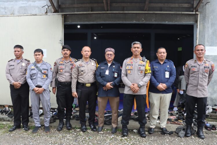 Kapolres Dairi, AKBP Agus Bahari P.A., SIK, SH, M.Si melakukan pengecekan Penyortiran dan pelipatan surat suara di Gudang KPU Dairi yang berlokasi di Jalan Lintas Sidikalang - Dolok Sanggul Kecamatan Sitinjo Kabupaten Dairi, Selasa (9/1/2024).