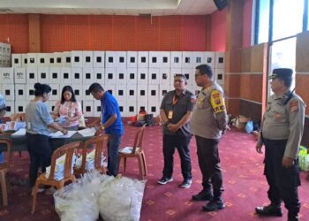 Kapolresta Manado, Kombes Pol Julianto Sirait, menegaskan komitmennya untuk menjamin keamanan Pemilu 2024 di Kota Manado. Pada Selasa (09/01/2024), Kombes Pol Julianto Sirait secara langsung melaksanakan pemantauan kegiatan sortir dan pelipatan surat suara di gudang logistik KPU Kota Manado.