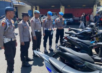 Provost Polresta Manado baru-baru ini mengambil tindakan tegas terkait penggunaan knalpot racing atau tidak berstandar SNI pada kendaraan bermotor personel Polresta Manado. Langkah ini diambil sebagai bagian dari upaya untuk menjaga disiplin dan kepatuhan terhadap aturan lalu lintas di lingkungan internal kepolisian, Selasa (09/1/2024).