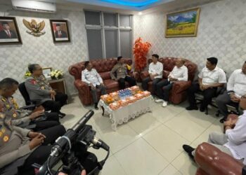 Kapolda Sulawesi Utara, Irjen Pol. Yudhiawan SIK, SH, MH, mengadakan kegiatan audensi dan silaturahmi dengan Komisioner KPU Provinsi Sulawesi Utara bertempat di Kantor Komisi Pemilihan Umum (KPU) Provinsi Sulut, kegiatan dimulai sekitar pukul 13.45 Wita dan berlangsung hingga pukul 14.10 Wita dalam suasana yang aman, lancar, dan kondusif.