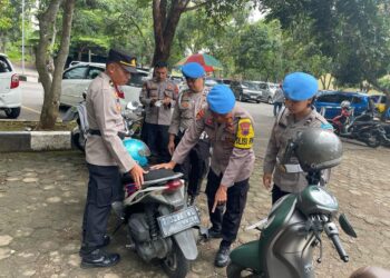 Seksi Propam Polresta Banyumas Polda Jateng menggelar razia knalpot brong dengan sasaran kendaraan anggota Polresta Banyumas di halaman parkir Mapolresta Banyumas. Kegiatan ini dilakukan sebelum para anggota melaksanakan Apel Pagi, Senin (8/1/24).