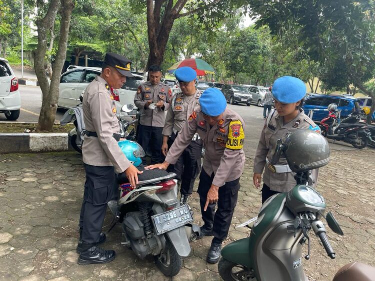Seksi Propam Polresta Banyumas Polda Jateng menggelar razia knalpot brong dengan sasaran kendaraan anggota Polresta Banyumas di halaman parkir Mapolresta Banyumas. Kegiatan ini dilakukan sebelum para anggota melaksanakan Apel Pagi, Senin (8/1/24).